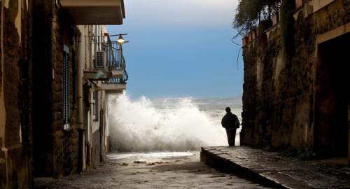 Meteo, allerta gialla oggi: temporali e vento forte su Calabria, Puglia e coste